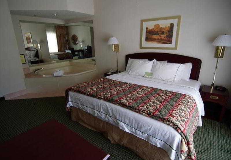 Courtyard By Marriott Tulsa Central Buitenkant foto