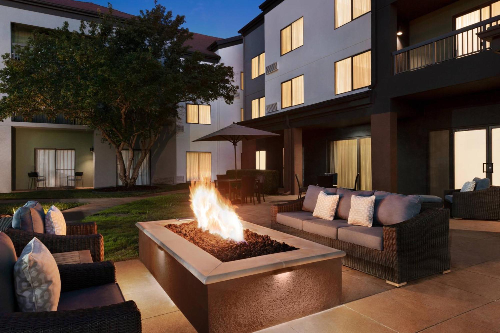 Courtyard By Marriott Tulsa Central Buitenkant foto