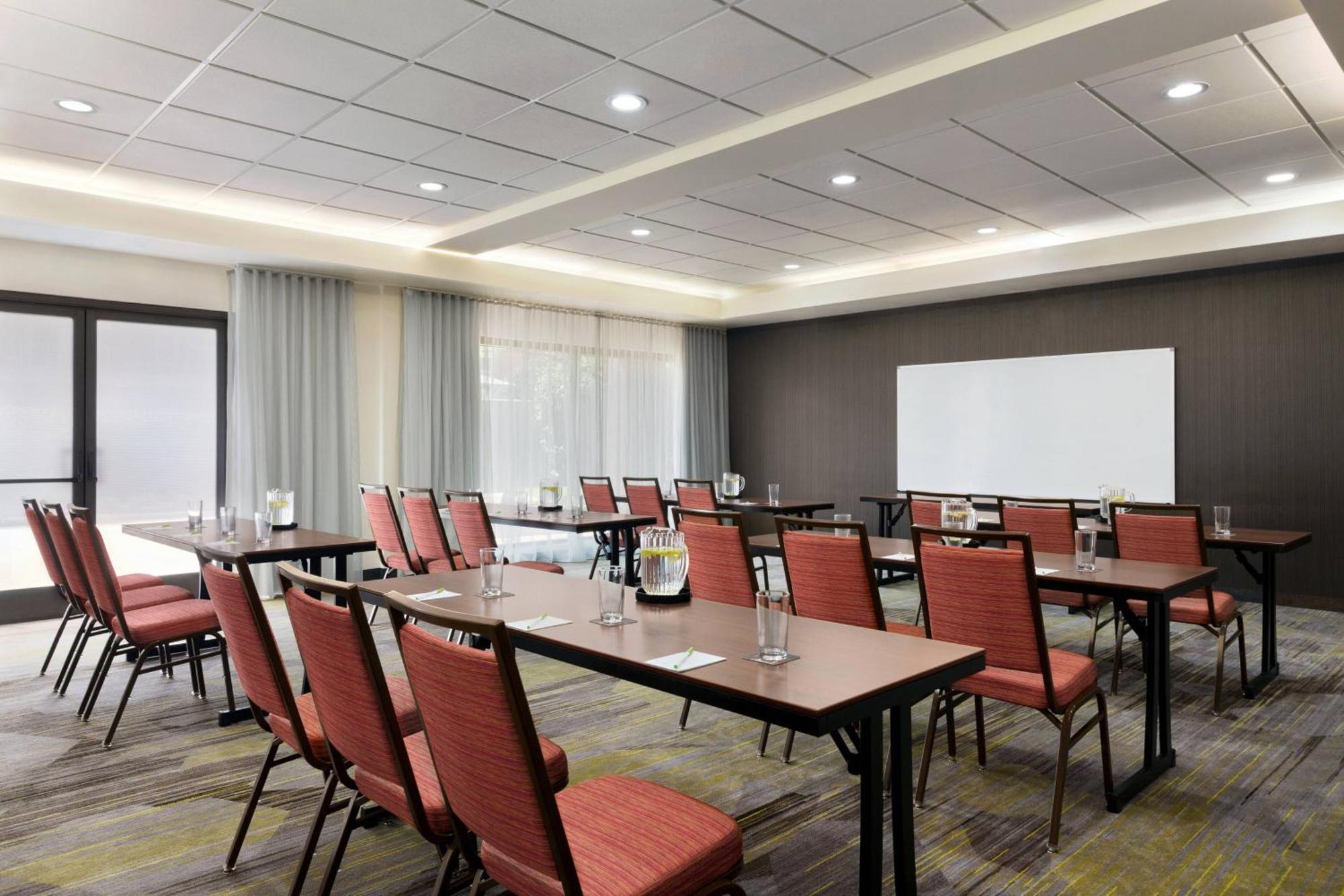 Courtyard By Marriott Tulsa Central Buitenkant foto