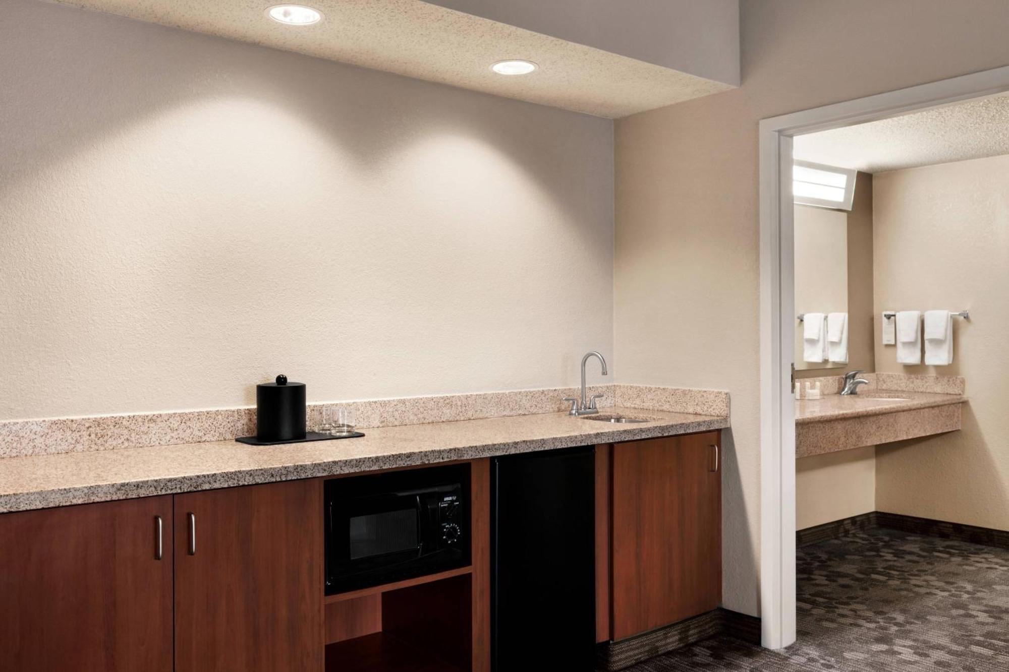 Courtyard By Marriott Tulsa Central Buitenkant foto